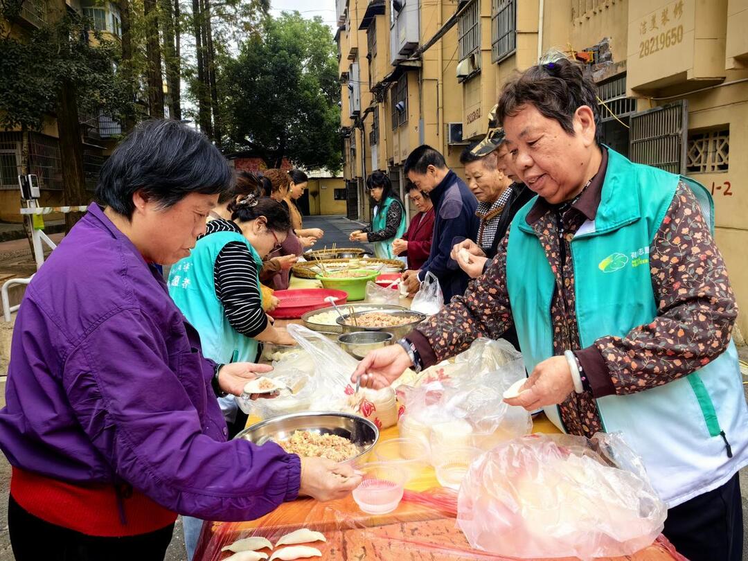 荷塘区月塘街道石子头社区:九九重阳邻里情,歌舞欢腾饺子香