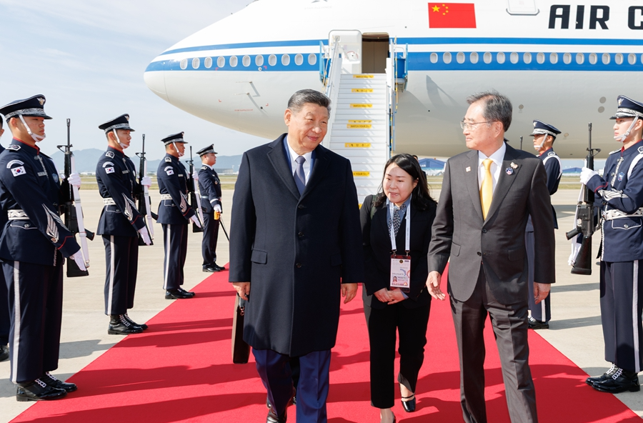 习近平抵达韩国出席亚太经合组织第三十二次领导人非正式会议并对韩国进行国事访问