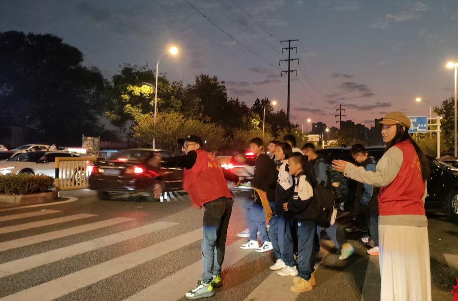 湖南铁道青联:红马甲守护“平安之路” 青春声传递“文明之理”