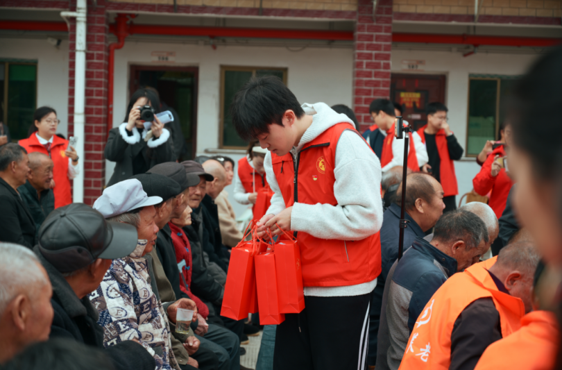 双峰县选调生开展敬老志愿服务活动