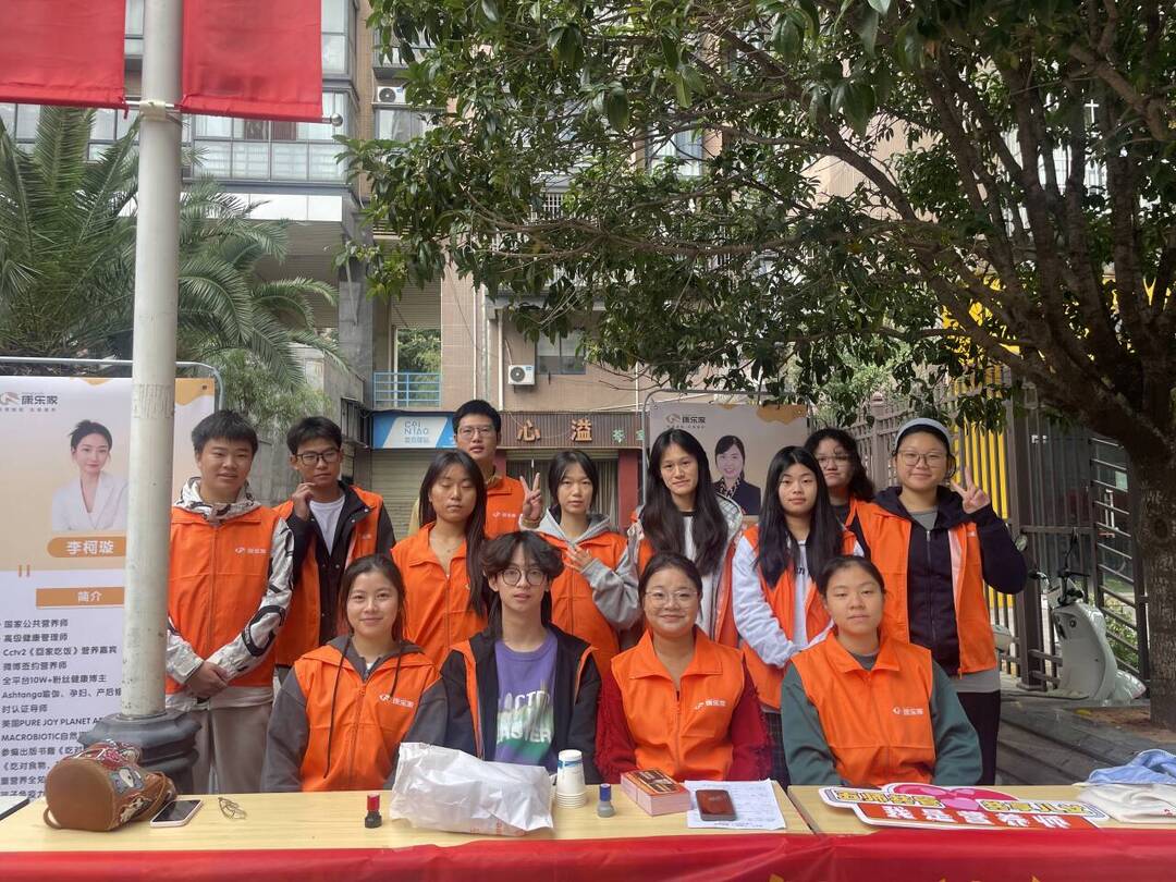 长沙民政职业技术学院医学院学子在香樟路社区重阳敬老活动中展现专业担当