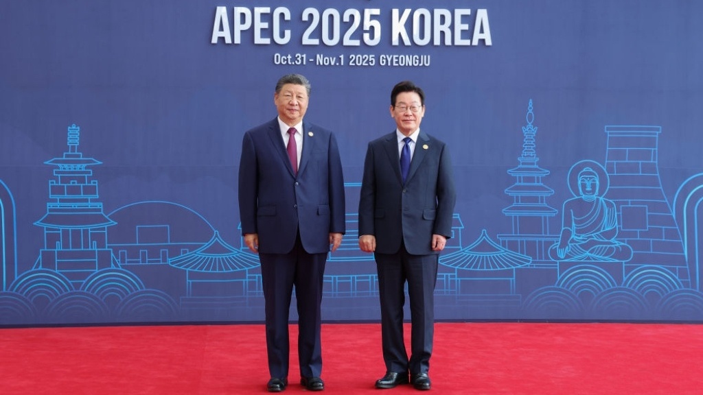 习近平同韩国总统李在明握手合影