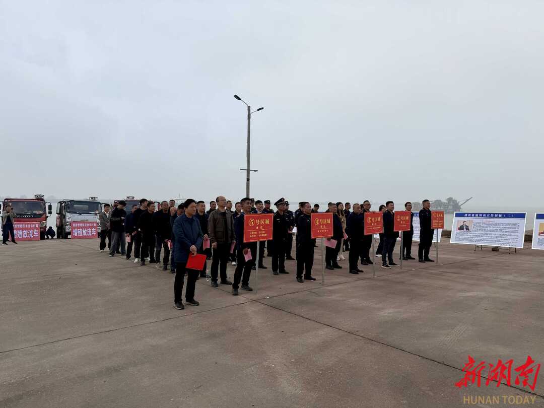 86万尾鱼苗跃入湘江 屈原管理区开展增殖放流活动