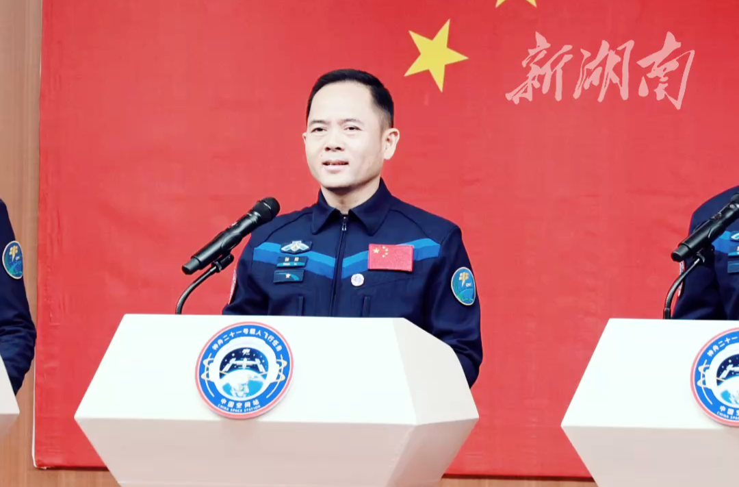 “天宫墨客”张陆重返太空将再次挥毫 “剧透”太空拜年会有新花样