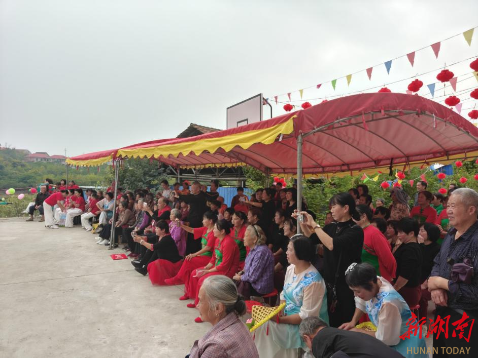 乐享重阳,爱在洣江——茶陵县洣江街道选调生开展重阳节敬老活动