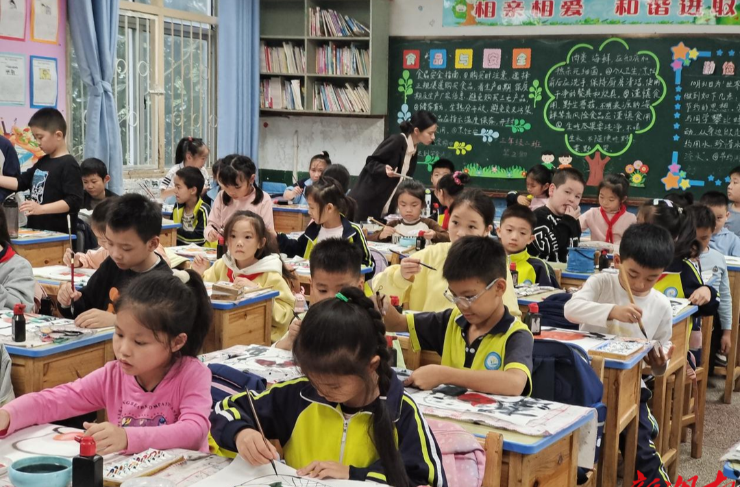 一堂开了十七年的水墨课,教会孩子“坐得住、细下笔、不放弃”