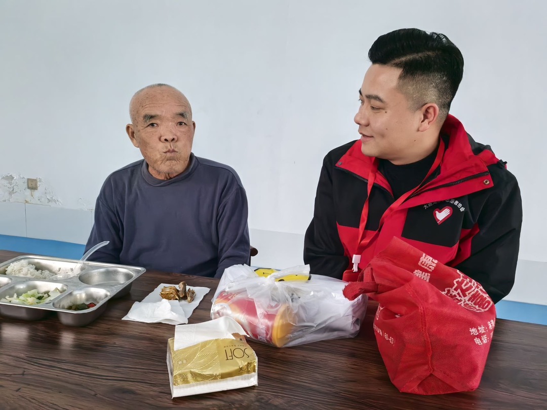 大通湖区开展“情暖重阳 爱满餐桌”志愿活动