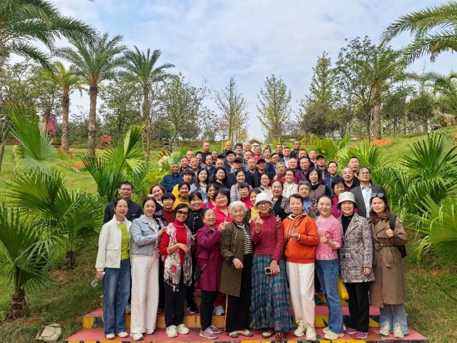 情暖重阳，心系桑榆——郴州综合职中组织退休教职工共度佳节