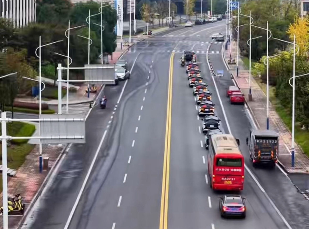 视频|湘超长沙队抵达株洲,哈啰自动驾驶车队开道迎接