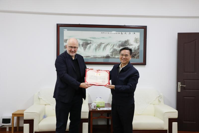 湘潭大学校长廖永安与英国国家学术院院士洽谈合作