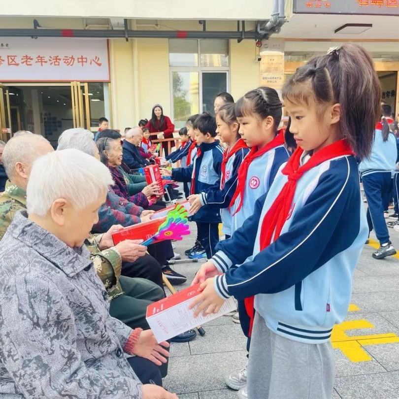 长沙市一中云龙实验学校开展重阳节系列活动
