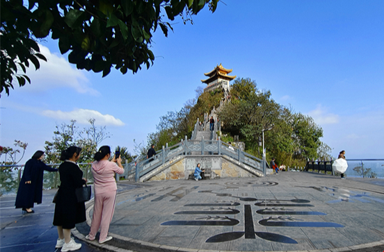 Autumn Scenery Attracts Numerous Visitors to Feishan Mountain