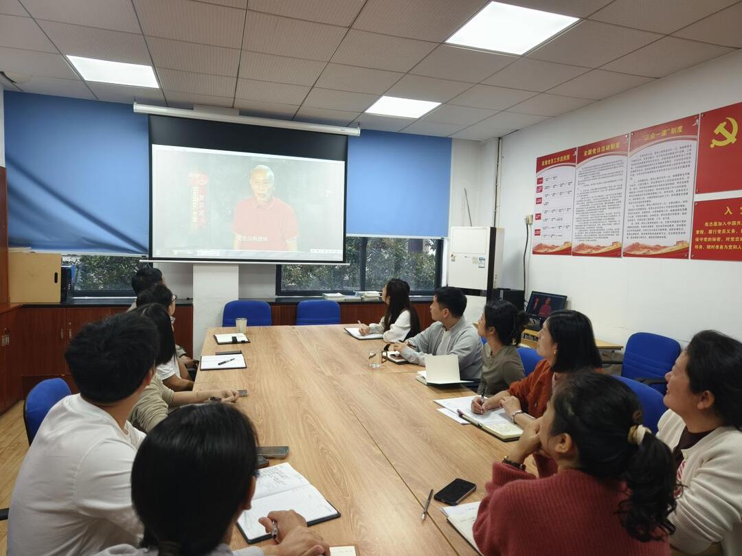 长沙民政职院外语学院学生管理党支部开展10月“一月一课一片一实践”活动