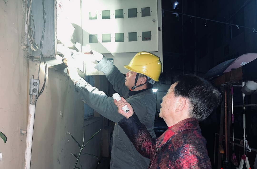 国网城东供电公司:深夜的灯光守护者 宋家桥供电所李师傅紧急抢修记
