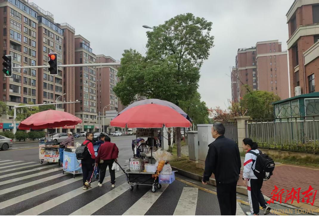 长沙桂庄社区：多部门联动出击，为校园周边上把“安全锁”