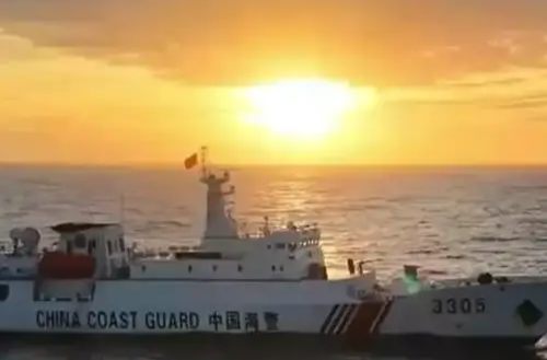 中国海警位中国黄岩岛领海及周边区域执法巡查