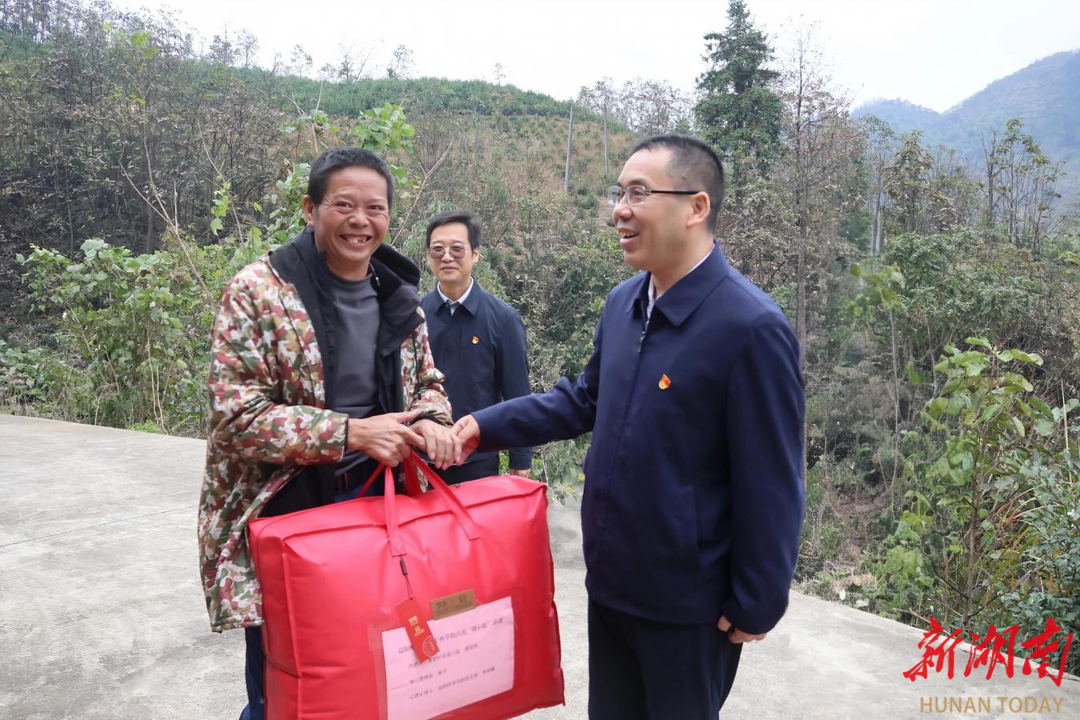 益阳师专：主题党日开在村里，暖心帮扶送到家里