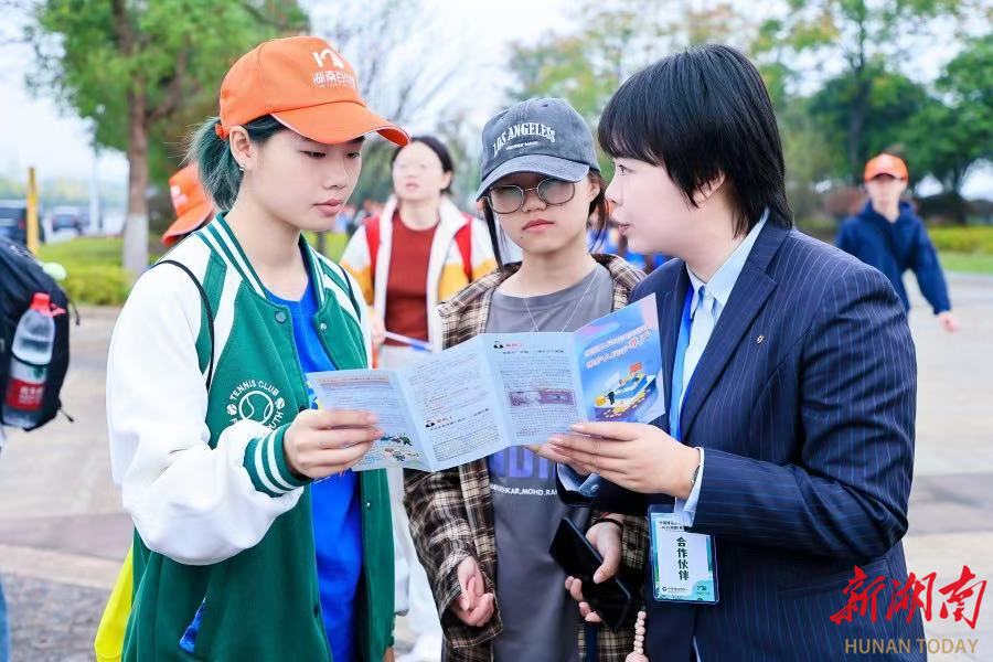 金融宣教伴毅行 建行消保来护航——建行湖南省分行借助2025湖南（秋季）百公里毅行开展金融消保宣教活动