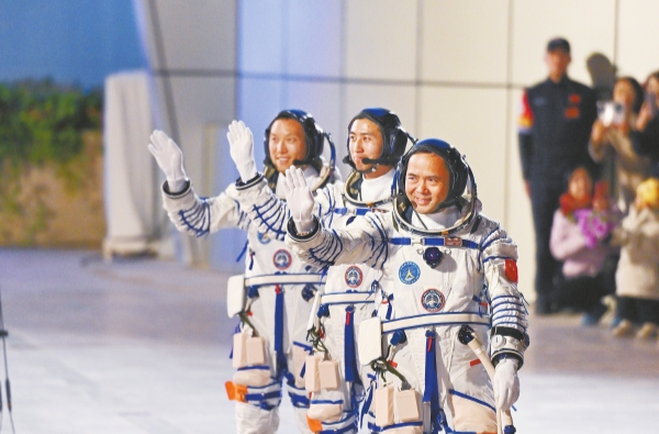 报告文学｜再次问鼎苍穹，重返太空家园，湖南籍航天员张陆——回家