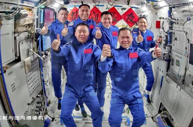 第7次“太空会师” 神舟二十一号航天员乘组顺利进驻“天宫”