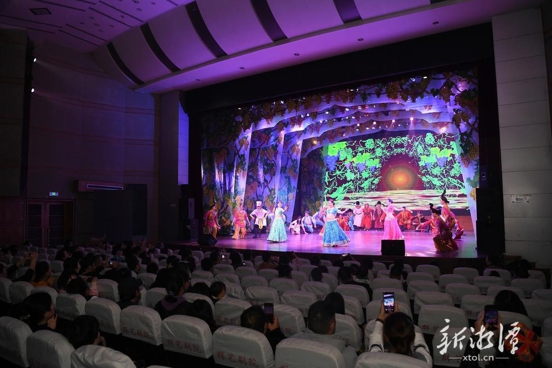 音舞诗《吐鲁番的葡萄会唱歌》在潭震撼上演