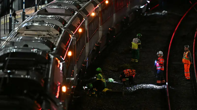 英国火车持刀行凶事件致大量列车停运