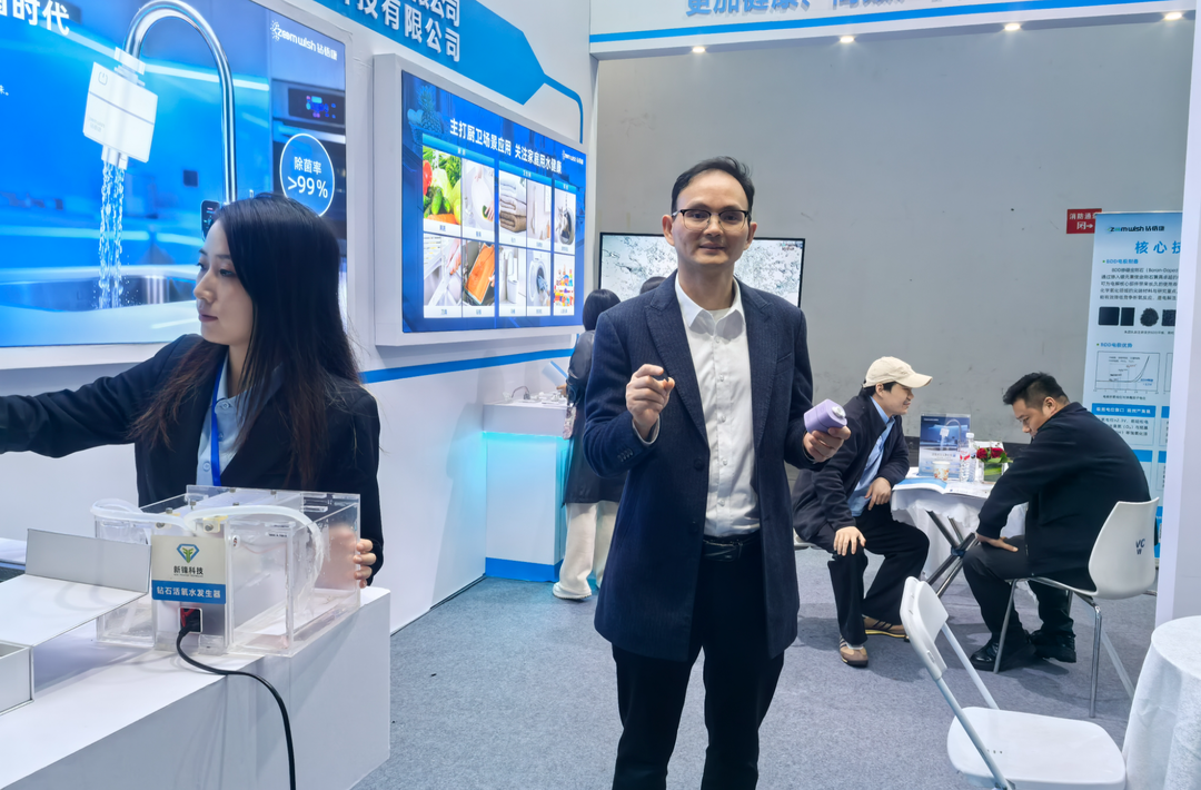 “教授代言+董事长带货”，银博会上演新“玩法”