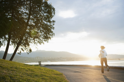 走路时膝盖突然“软”一下，或许是这些疾病的信号！