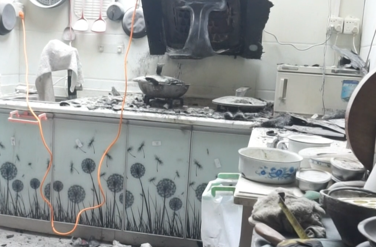 邵阳一学校隔壁民房突发火灾，副校长李成刚五闯火海——“一定要把火扑灭”