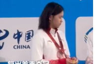 好样的！全红婵伤愈复出夺冠，拿着奖牌小心翼翼抚摸