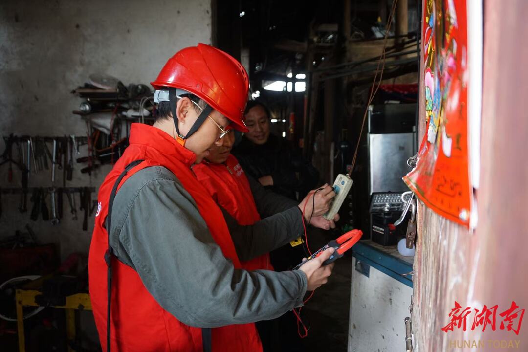 国网麻阳供电公司将“暖心电”送到群众家门口