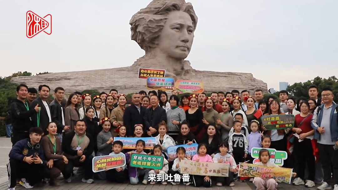 吐鲁番歌舞“快闪”邂逅橘子洲头