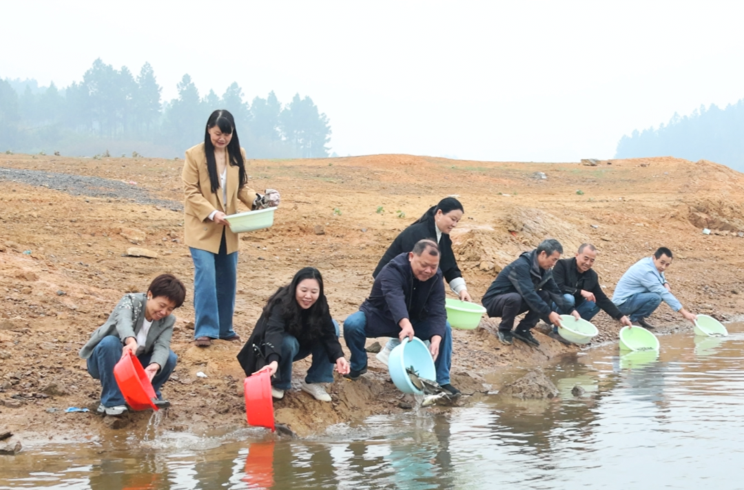 邵东市开展水生生物增殖放流活动，投放鱼苗80万尾