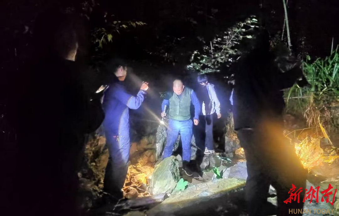 险！两青少年登山迷路被困山坳；赞！桃江警方4小时紧急搜救助脱险