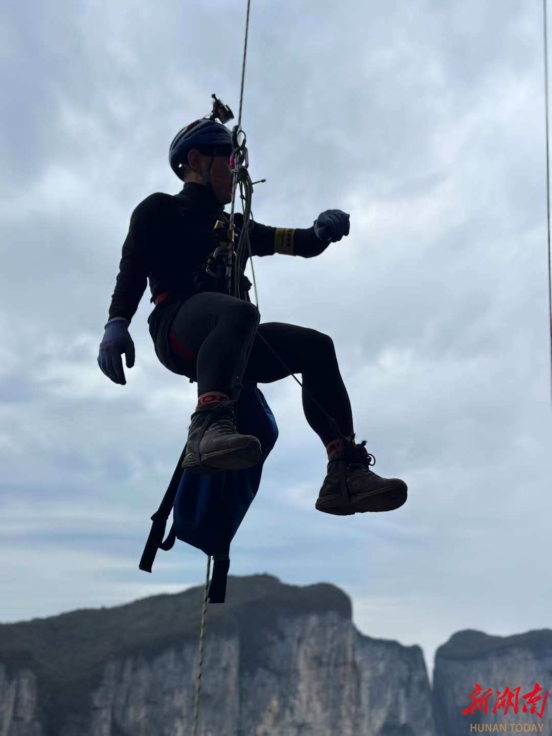 张家界又火了！世界首次绝壁绳索攀爬赛在七星山开赛，全程悬空太刺激！