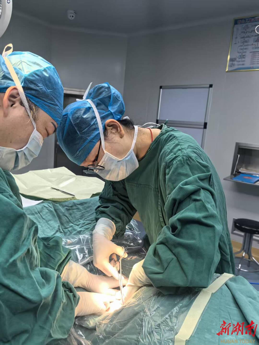 南华医院助力新田县人民医院成功开展首例宫腔球囊填塞术