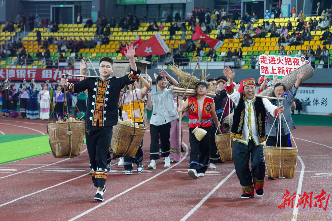 长征精神薪火相传——中国工农红军第二方面军军旗亮相张家界湘超赛场