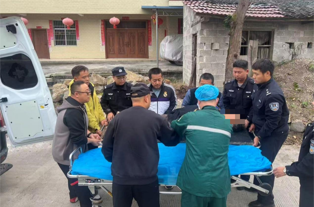永顺七旬老人田间摔倒 警民合力开辟“生命通道”