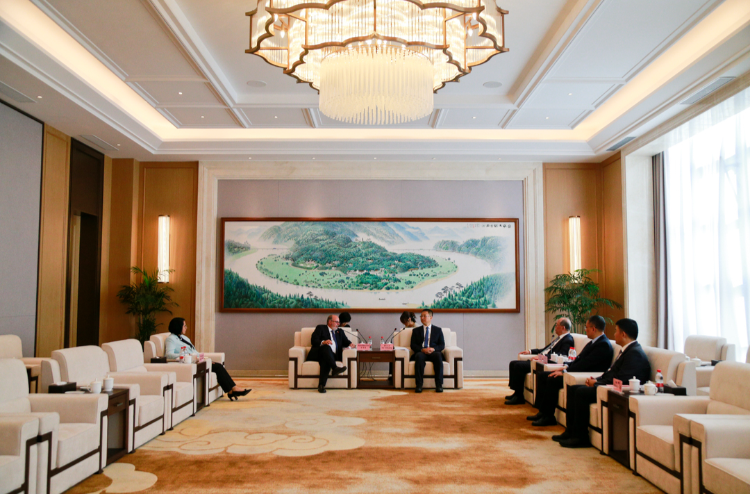 谢卫江会见古巴驻华大使白诗德