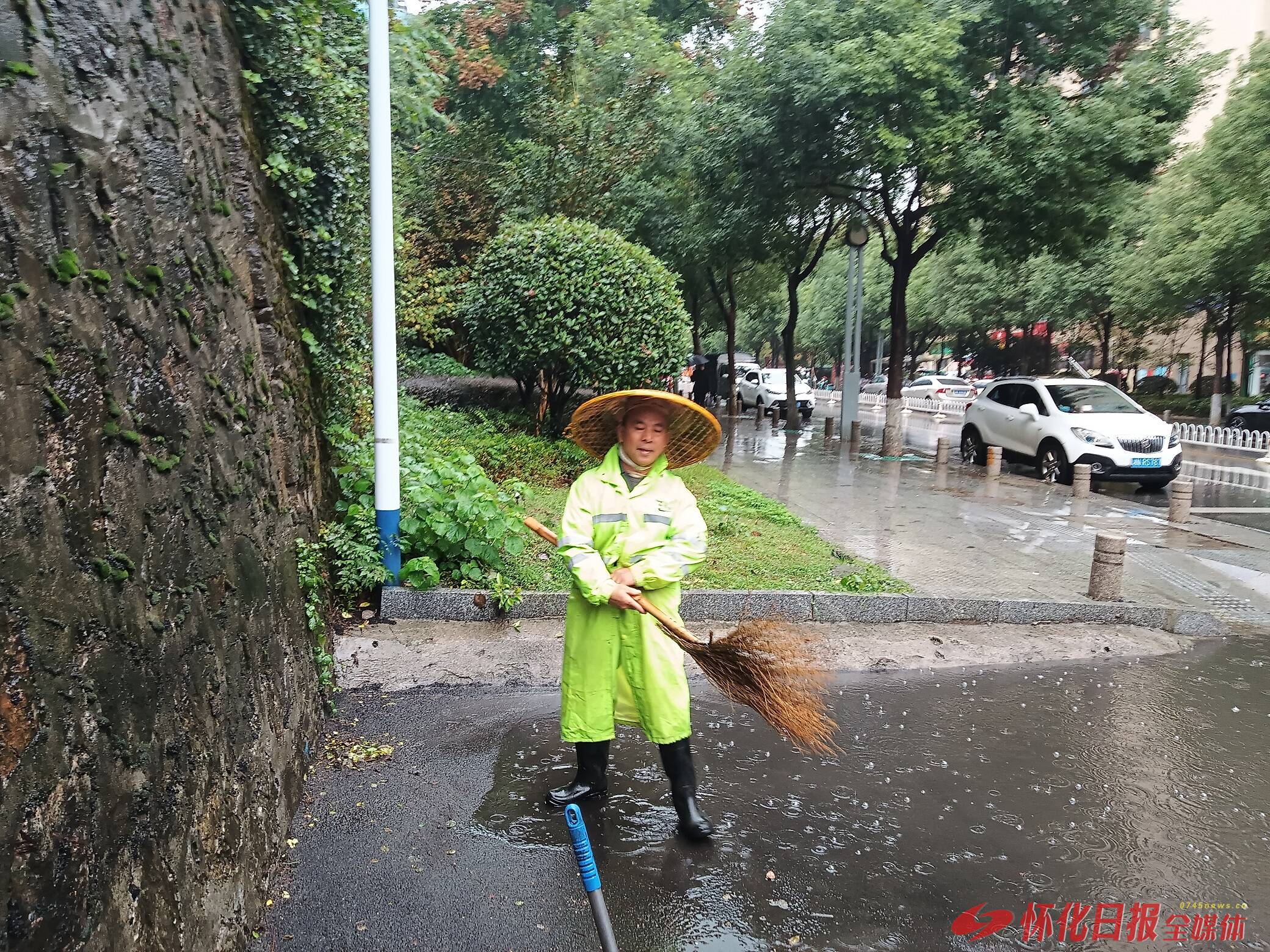 ​环卫工人冒雨坚守岗位 保障城市整洁畅通