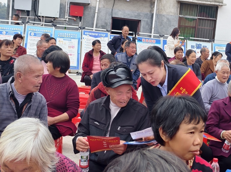 非遗艺术搭台 金融知识唱戏——建行娄底分行积极参与“三反”宣传进农村活动助力乡村振兴