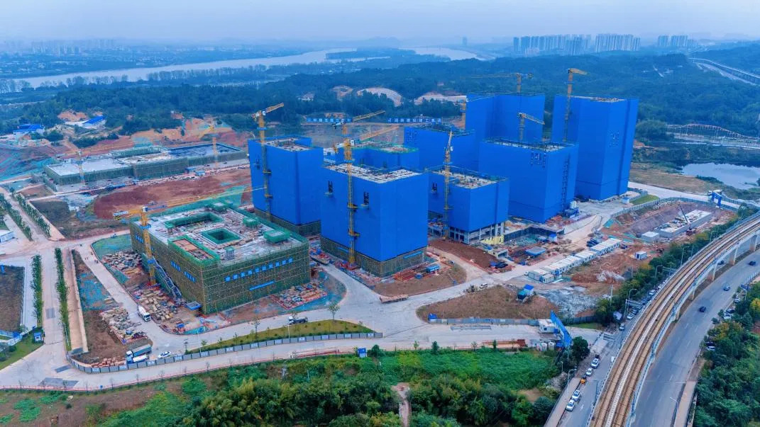 湖南大学科创港校区三标段首栋封顶！预计2026年6月实现工程竣工