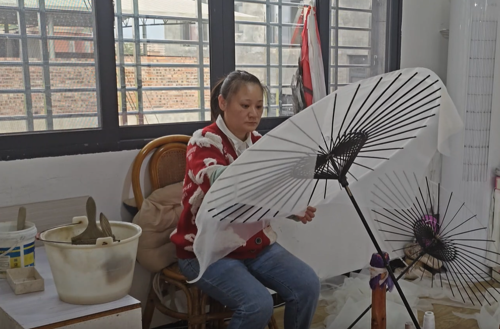 老手艺走进大众视野，蓝山非遗油纸伞成为带动乡亲增收的“致富伞”