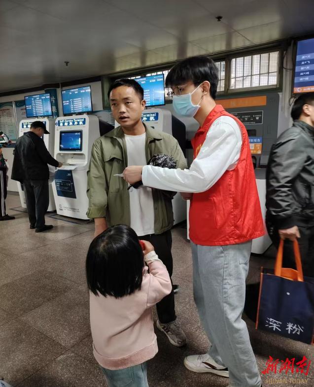 把思政课堂“搬”进医院：化工学子的导诊服务何以像实验一样精准？