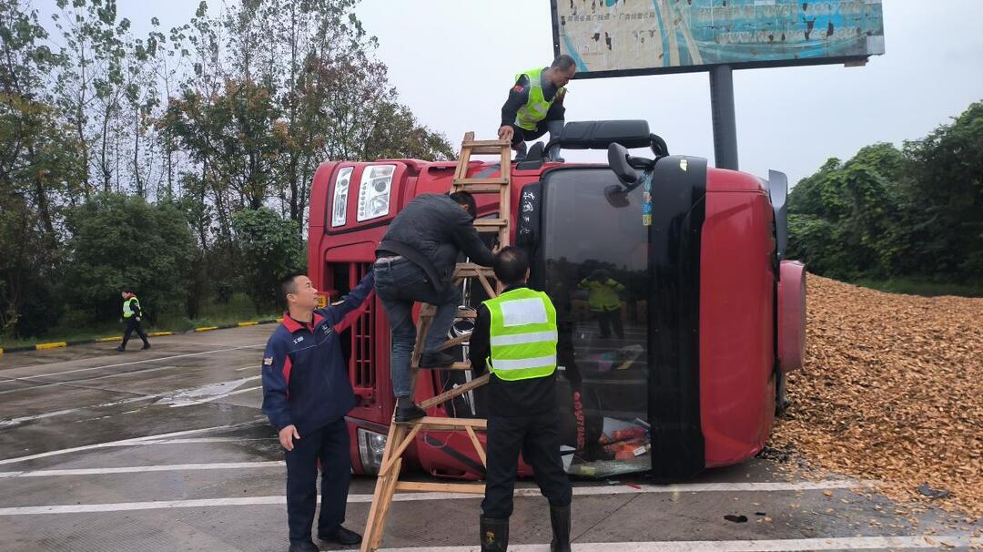 货车侧翻司机被困  “雷锋”服务区火速救援