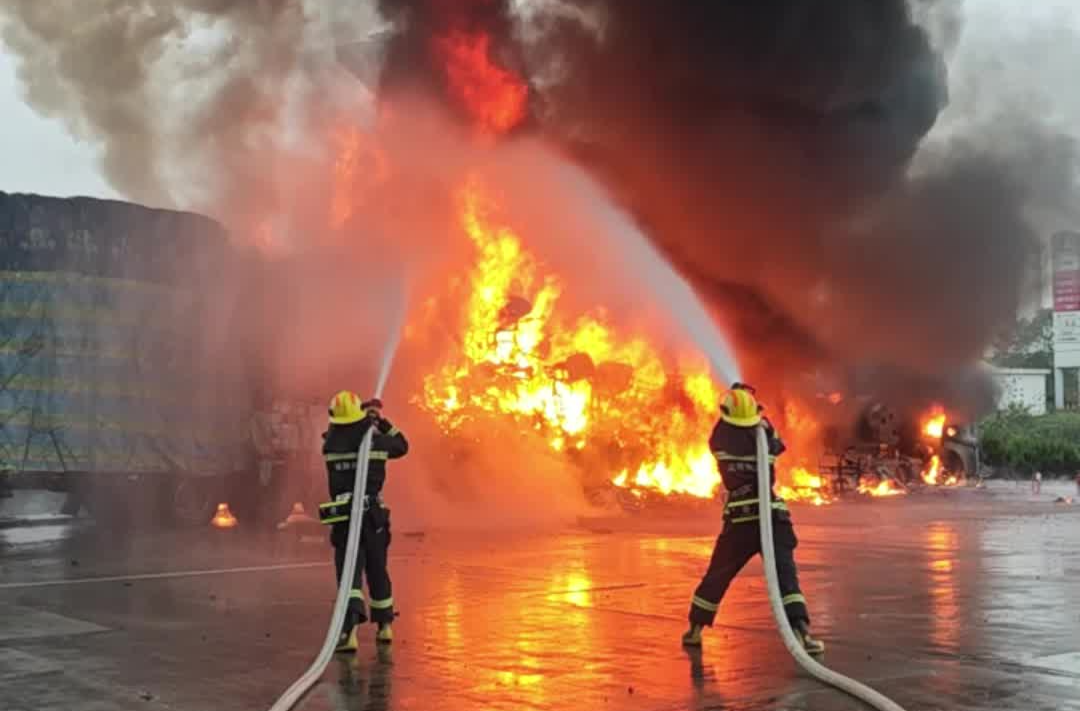 服务区货车变“火车”，衡阳消防紧急救援
