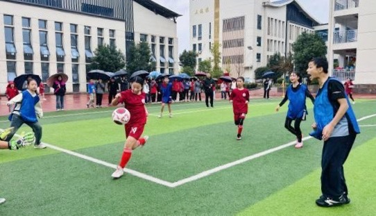 武冈市幸福芙蓉学校班级足球联赛激情启幕