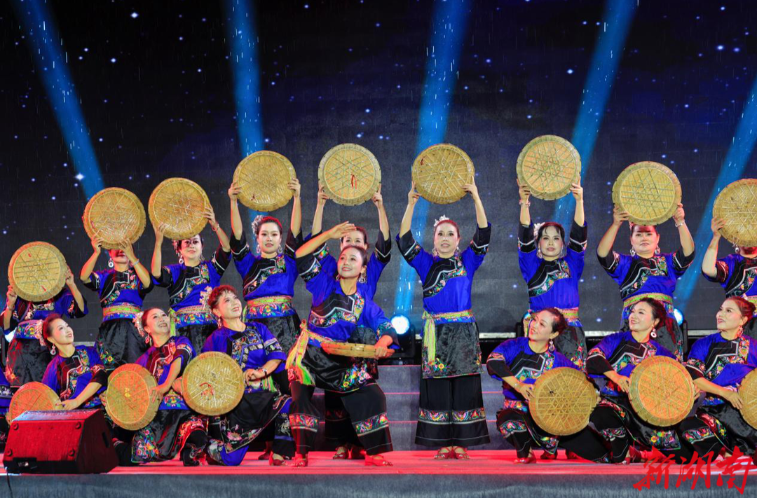 各族儿女欢聚十八洞村 共享民族团结文化盛宴