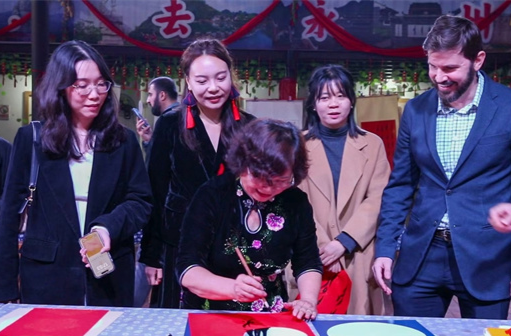 Foreign Experts in Hunan Experience Nvshu Culture