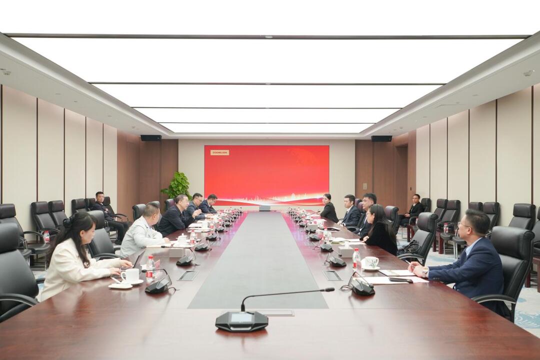 周健何朝晖走访新区重点企业 